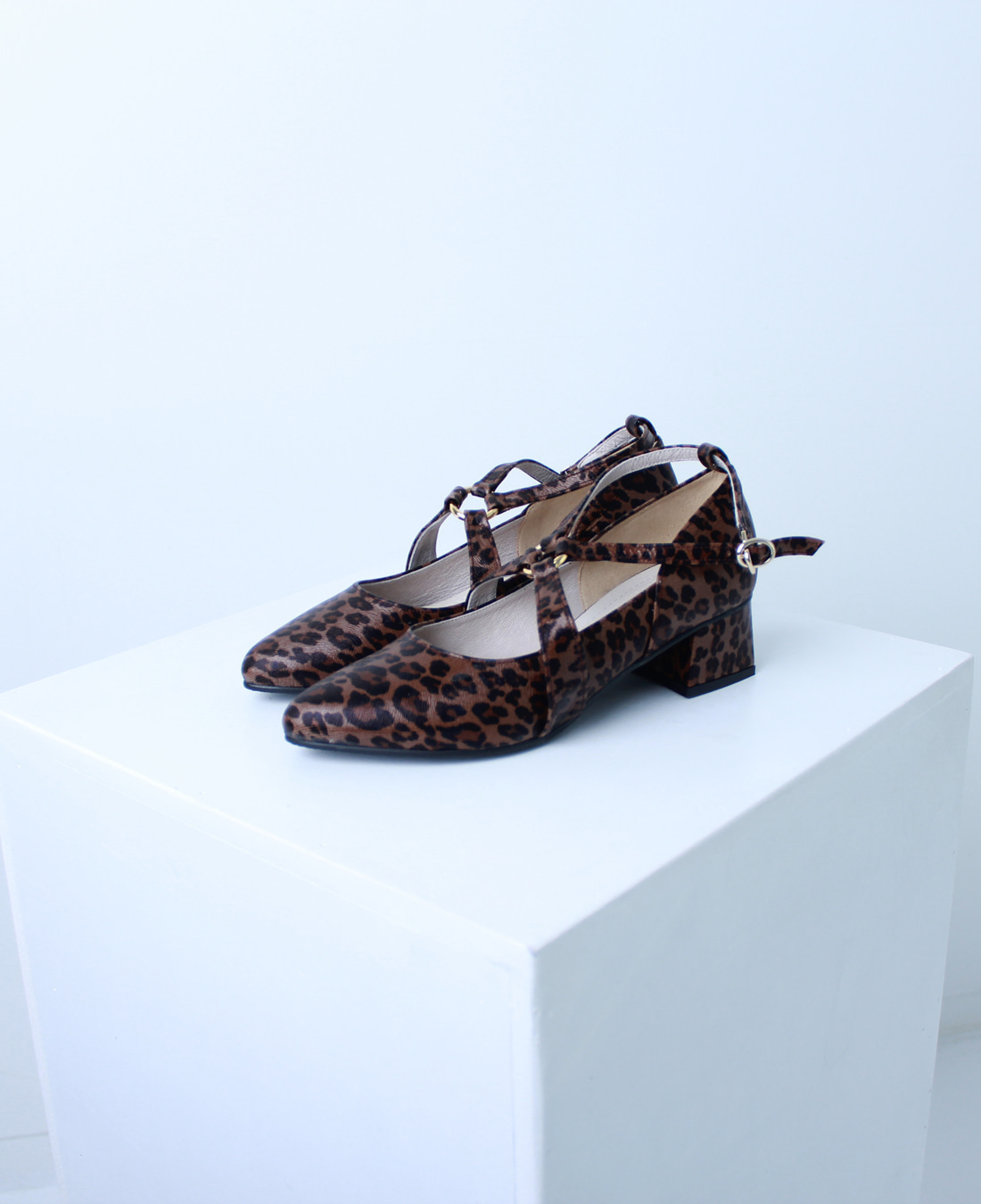 Ring strap shoes (Leopard)