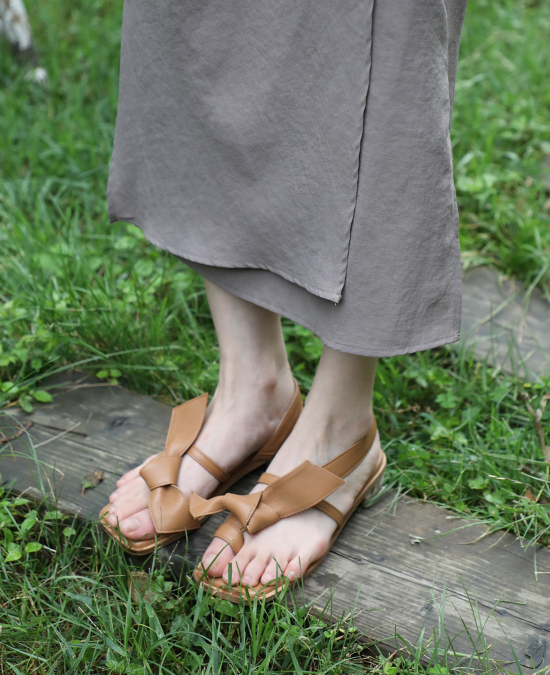 Ribbon Toe Ring Sandal (Brown)